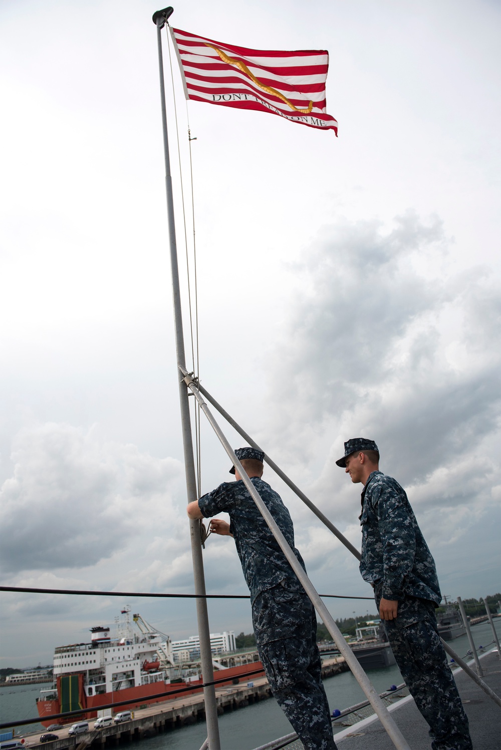 USS Bonhomme Richard (LHD 6) arrives to Singapore