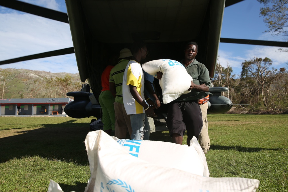 24th MEU delivers supplies for Haiti relief