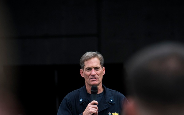 Rear Adm. Mark Dalton visits USS Green Bay (LPD 20)