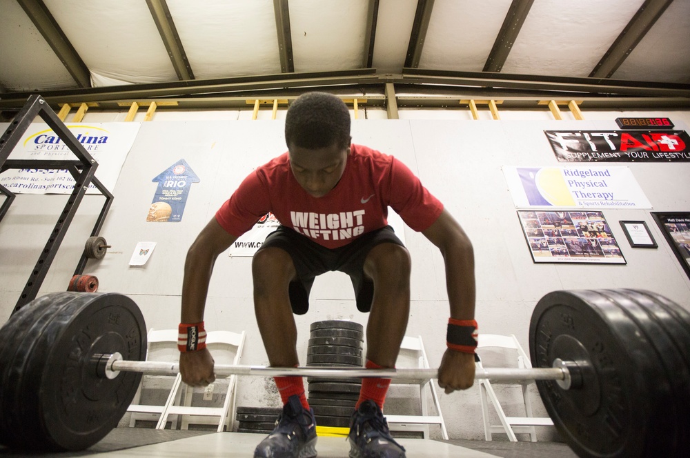 Marine dad inspires weightlifter son to victory