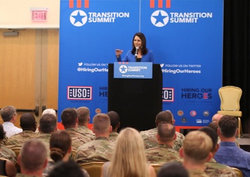 Leaders guide military job seekers at summit
