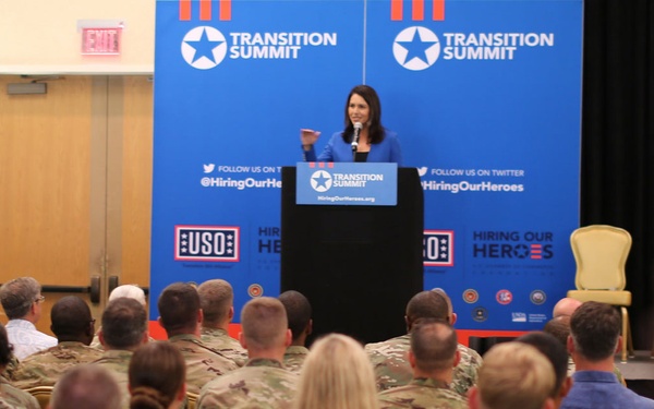 Leaders guide military job seekers at summit