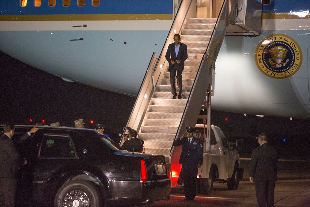 President Barack Obama debarks aircraft Marine Corps Air station Miramar