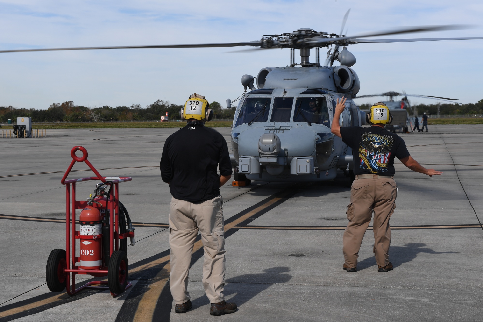 本物、貴重、米海軍フロリダ州のMH-60ヘリ訓練航空隊HSM-40の公式Tシャツ 71JZqzpe2PL._AC_SY350_QL65_.jpg
