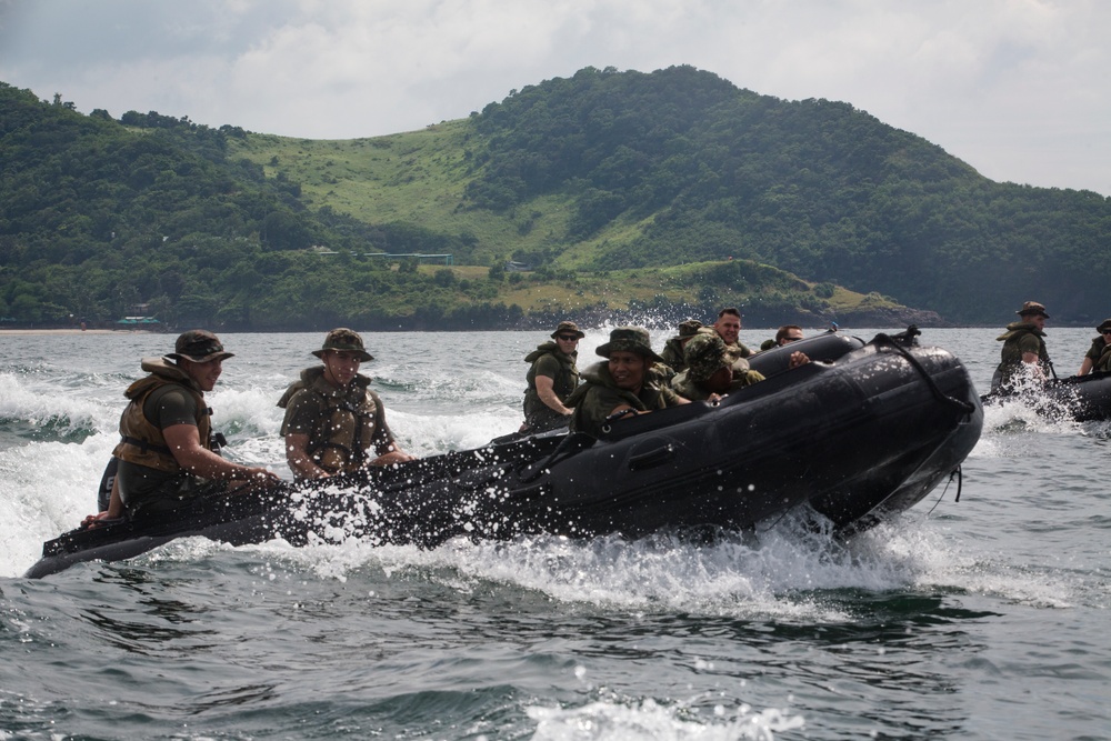 Philippine, U.S. Marines refine boat raid capabilities