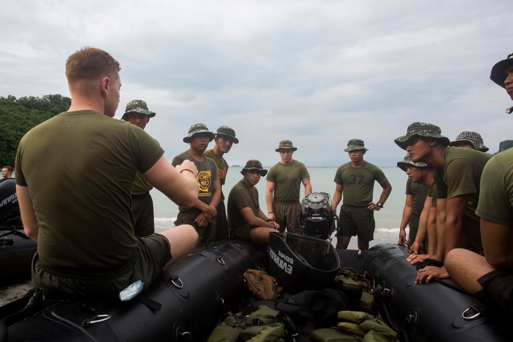 Philippine, U.S. Marines refine boat raid capabilities