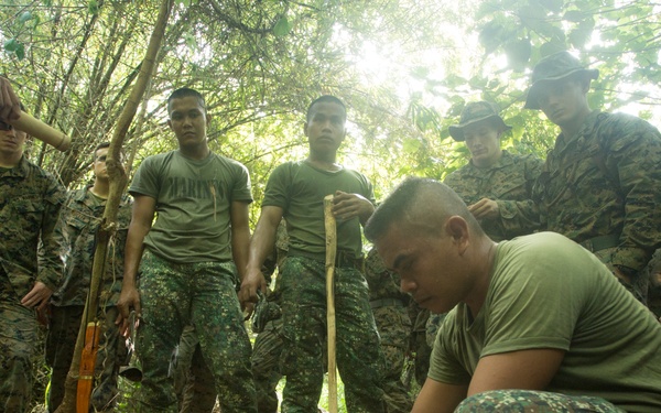 Philippine, U.S. Marines partner during PHIBLEX 33