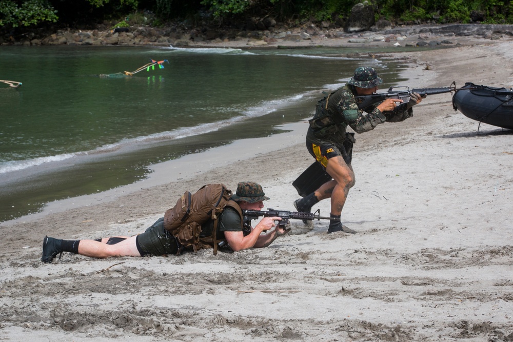 Philippine, U.S. Marines partner during PHIBLEX 33