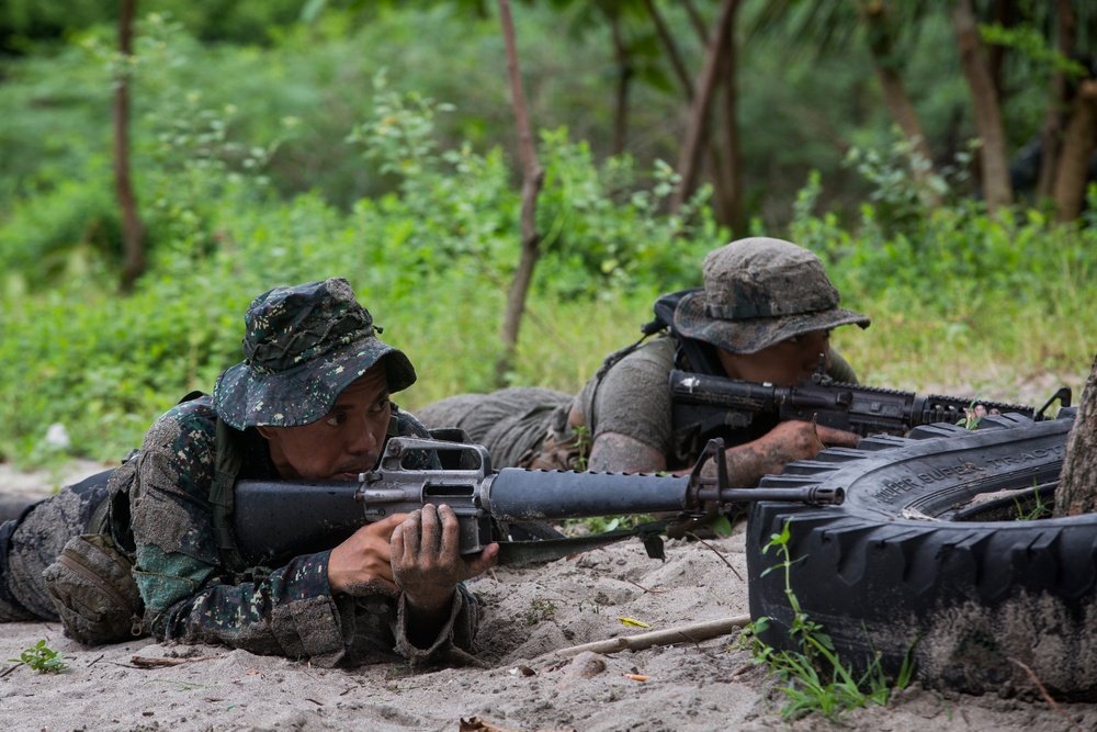 Philippine, U.S. Marines partner during PHIBLEX 33