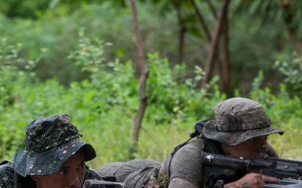 Philippine, U.S. Marines partner during PHIBLEX 33