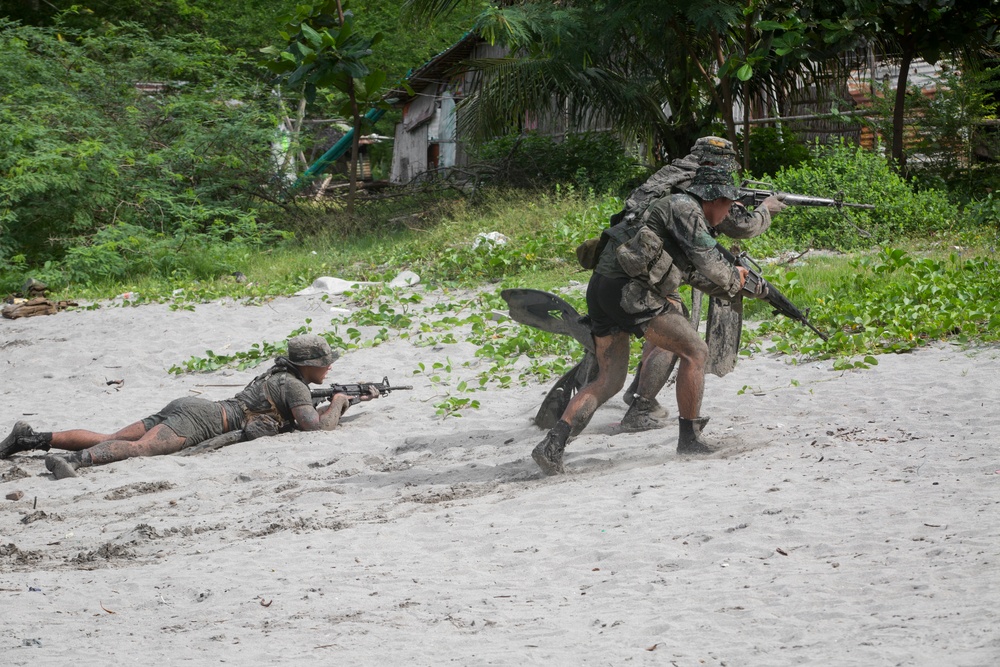 Philippine, U.S. Marines partner during PHIBLEX 33