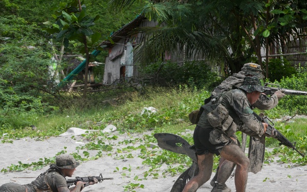 Philippine, U.S. Marines partner during PHIBLEX 33