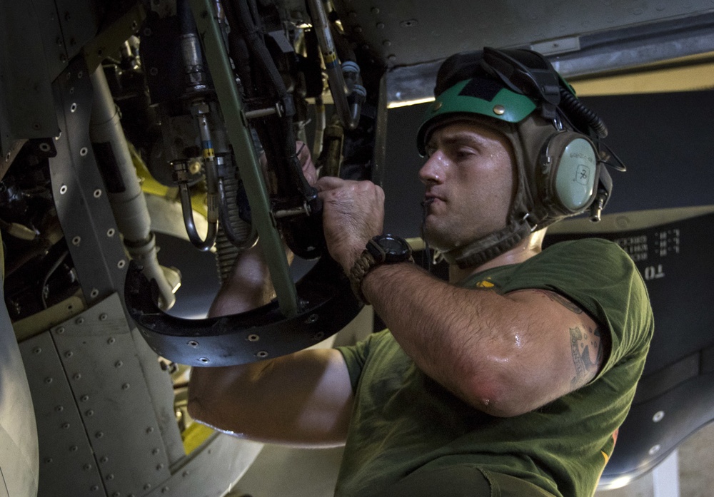 Osprey Meintenance aboard USS Bonhomme Richard (LHD 6)