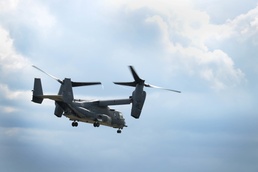 SOCEUR Commander, Command Master Chief visits 352nd SOW