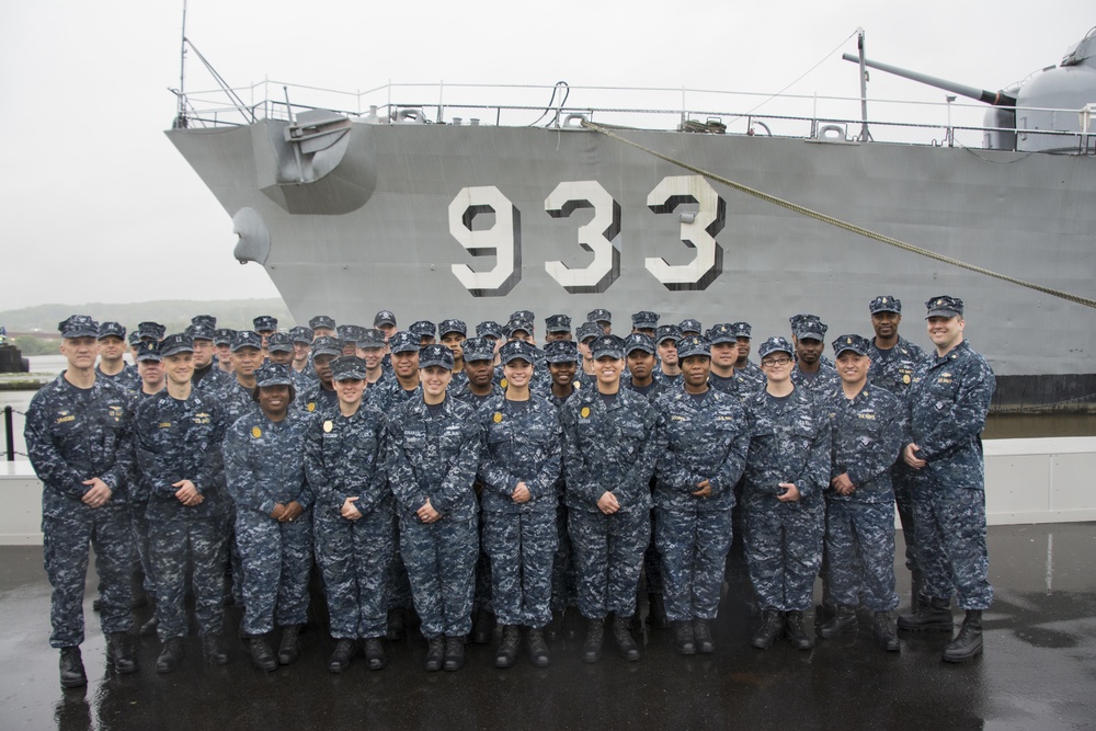 NSAW Sailors pose with DS Barry