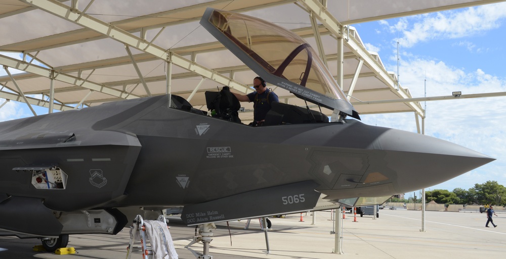 10,000th hour F-35 sortie