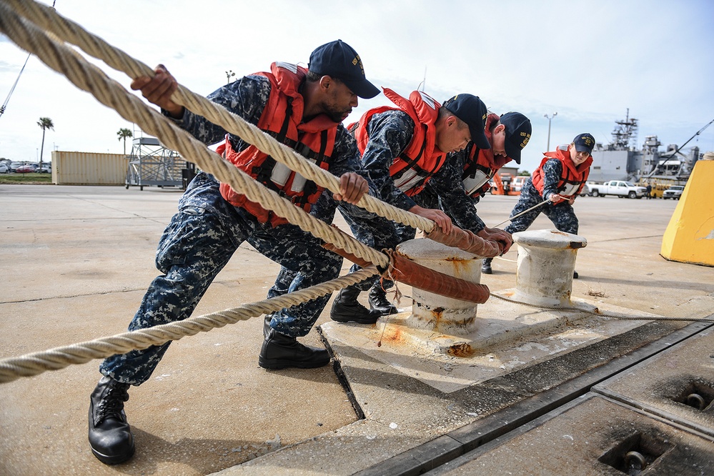 Sailors Help Iwo Jima pull in from Haiti