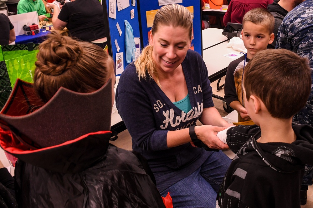 Navy teaches STEM at Silverdale Elementary School