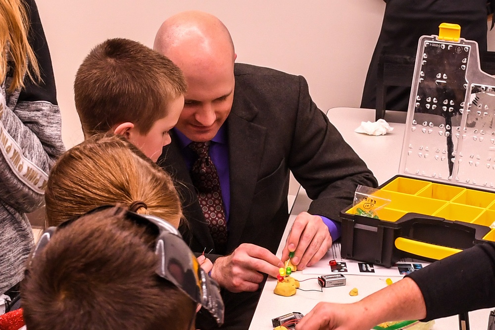 Navy teaches STEM at Silverdale Elementary School