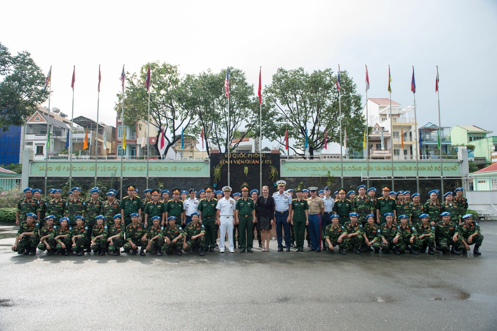 Commander of United States Pacific Command Visits Vietnam