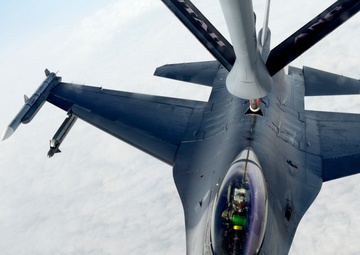 F-16 pilots, KC-135 crews team for mid-air refueling training