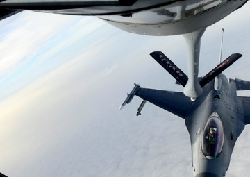 F-16 pilots, KC-135 crews team for mid-air refueling training