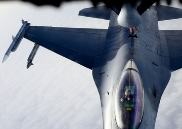 F-16 pilots, KC-135 crews team for mid-air refueling training