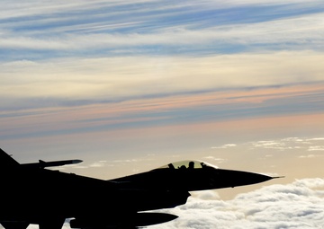 F-16 pilots, KC-135 crews team for mid-air refueling training