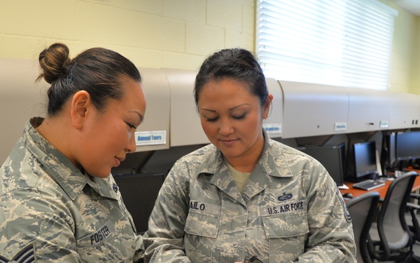 Hawaii based Air Force Reservist earns regional recruiting award