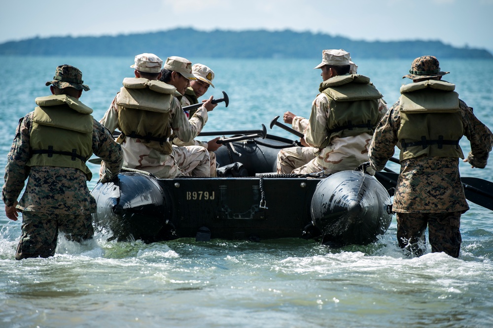 Marines work with Royal Cambodian Navy