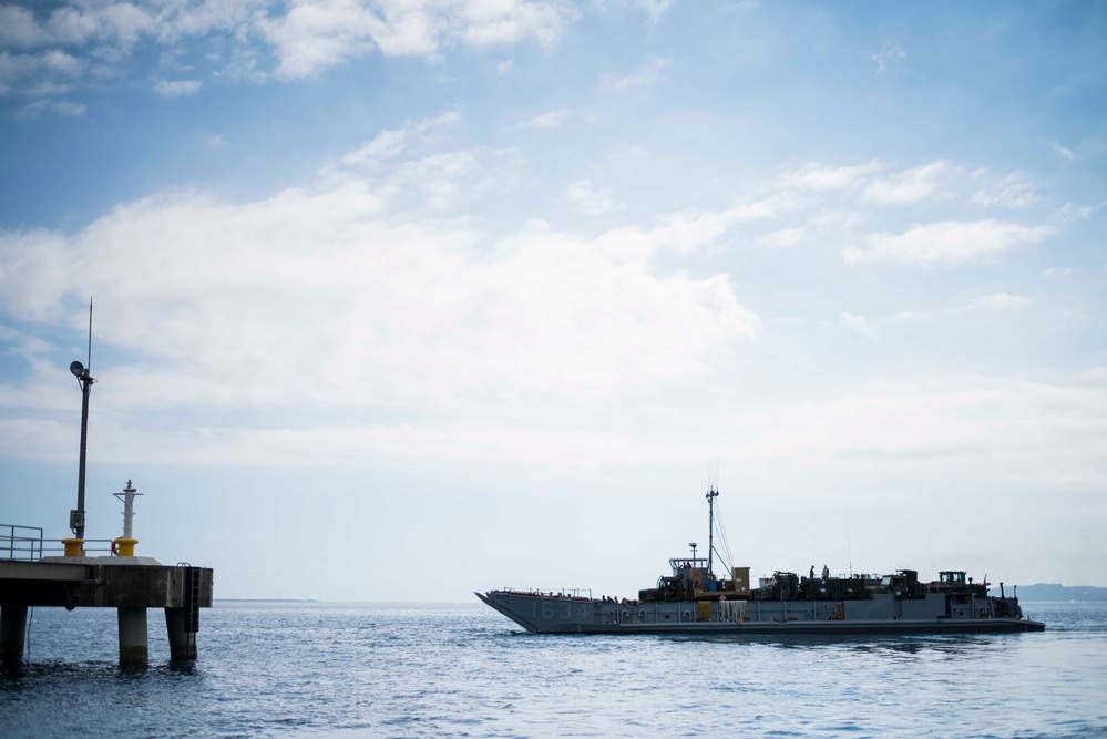 LCU 1634 offloads 31st MEU equipment from USS Green Bay’s well deck after completing a successful 3-month patrol