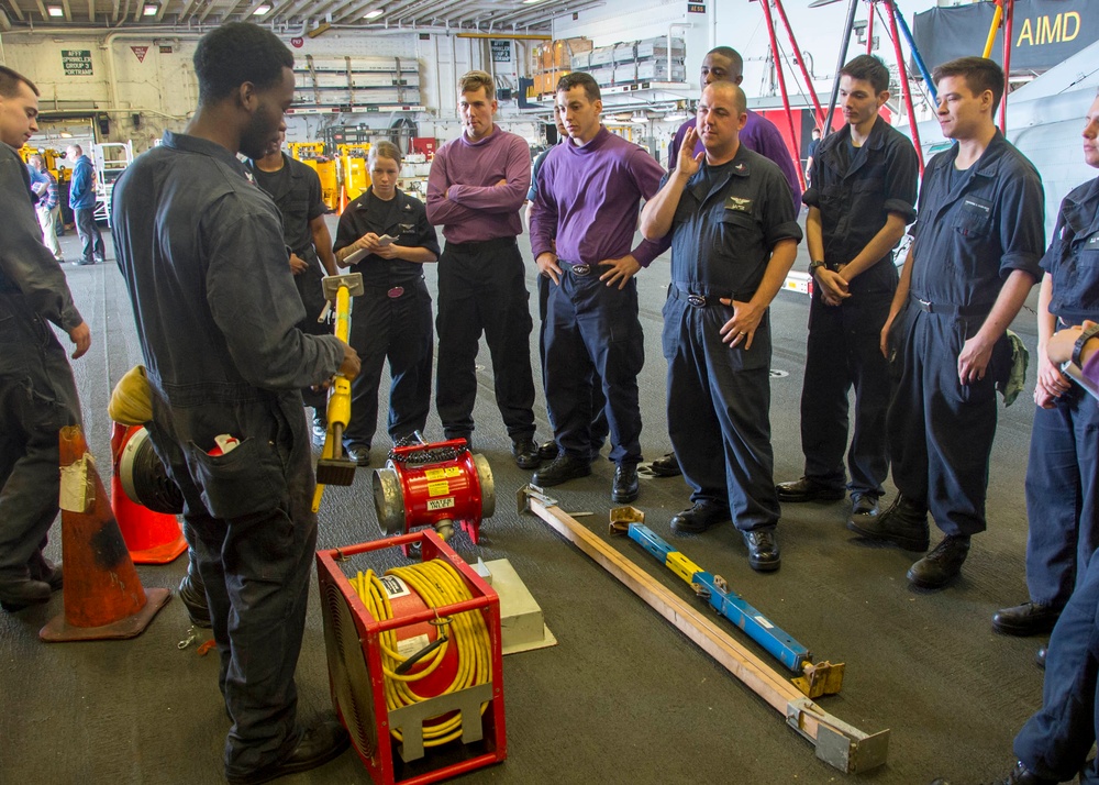 USS Bonhomme Richard (LHD 6) Damage Control Training