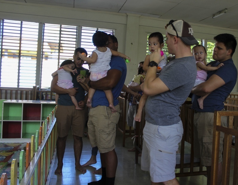 Marines Lend a Helping Hand in the Philippines