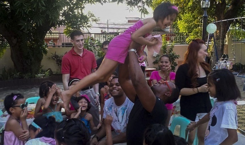 Marines Lend a Helping Hand in the Philippines