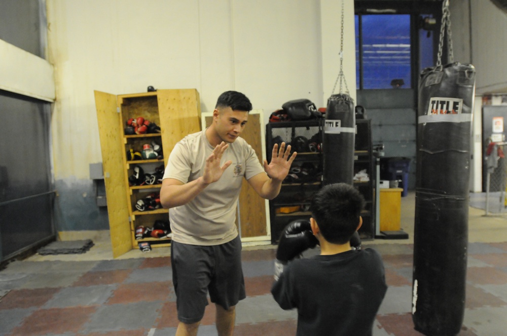 Soldiers share military values with youth boxers