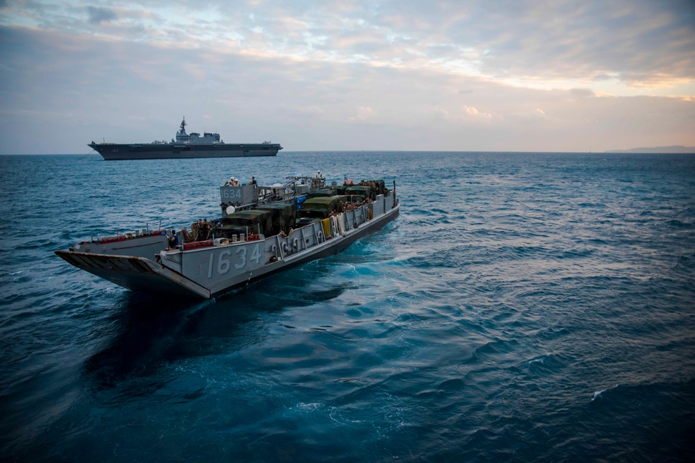 LCU 1634 conducts well deck operations with USS Green Bay during Blue Chromite 2017