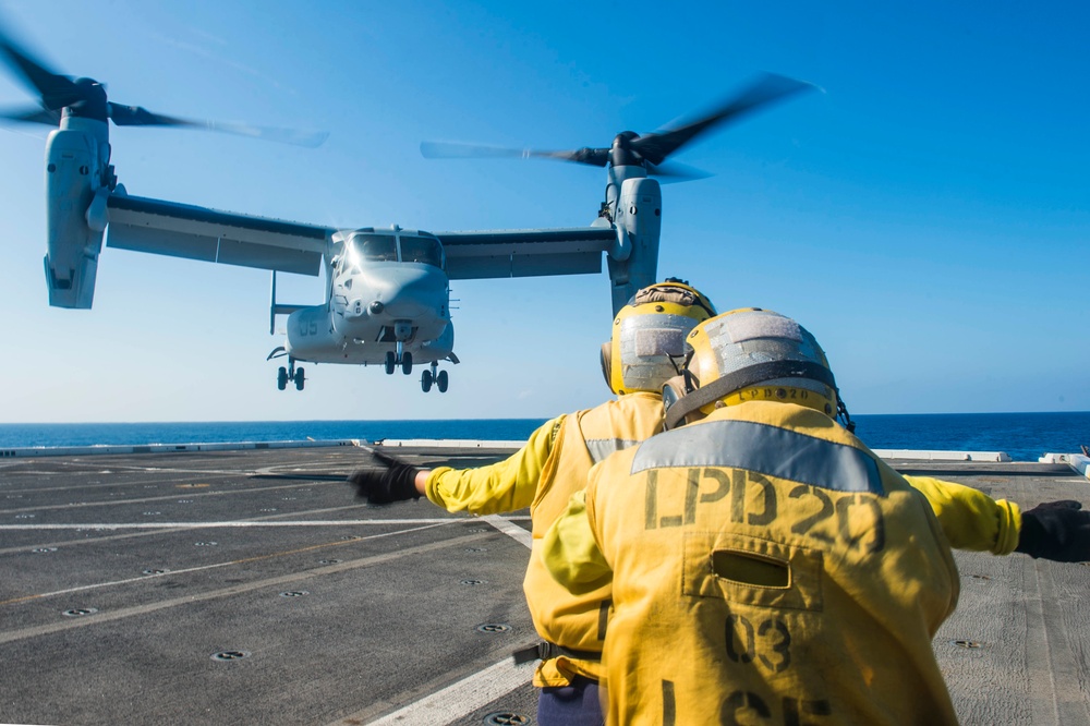 Super Stallion lifts helicopter from Green Bay