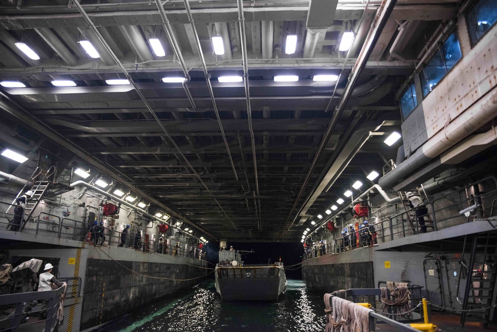 LCU 1634 conducts well deck operations with USS Green Bay during Blue Chromite 2017