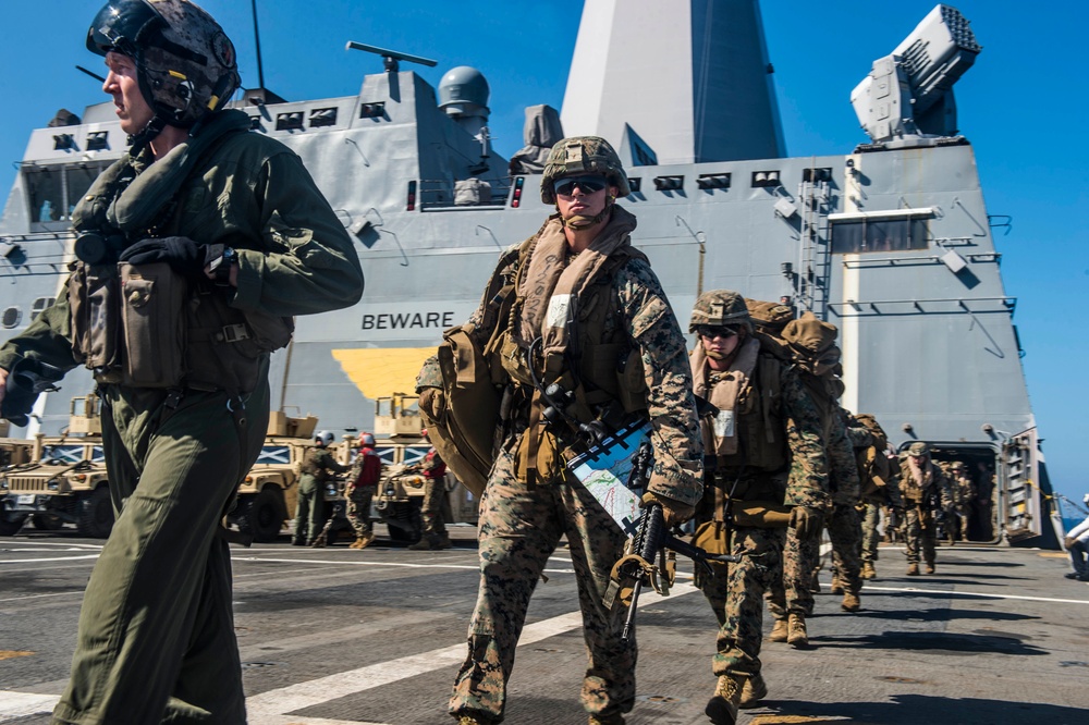 Super Stallion lifts helicopter from Green Bay