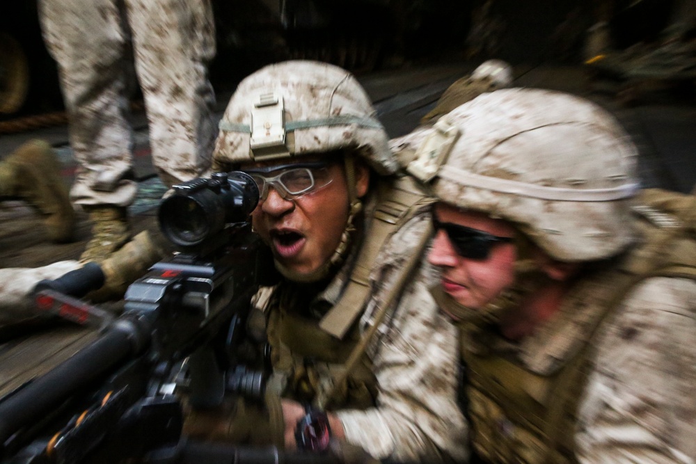 22nd MEU Conducts Gun Drills