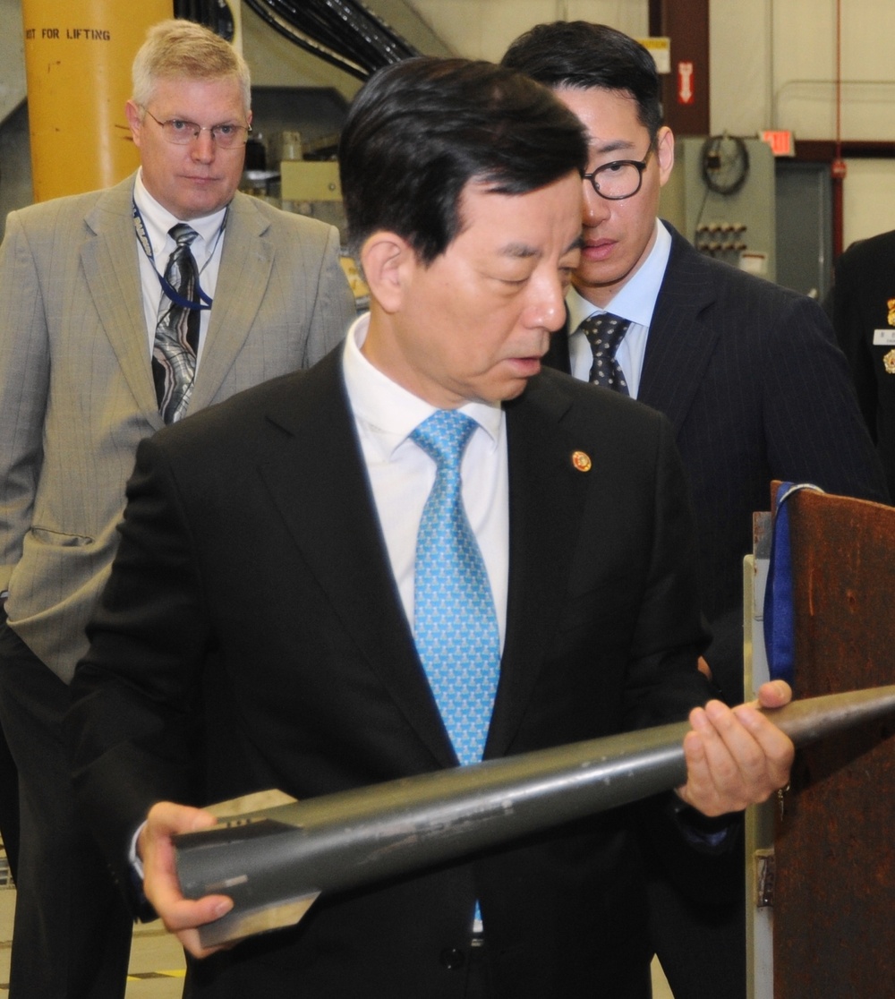 South Korean Minister of National Defense Tours Directed Energy Facilities at U.S. Navy Base