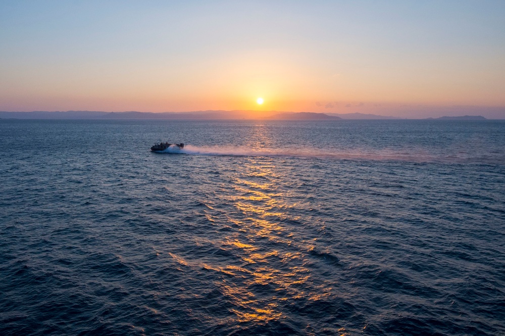 USS Bonhomme Richard (LHD 6) NBU 7 LCAC Disembark