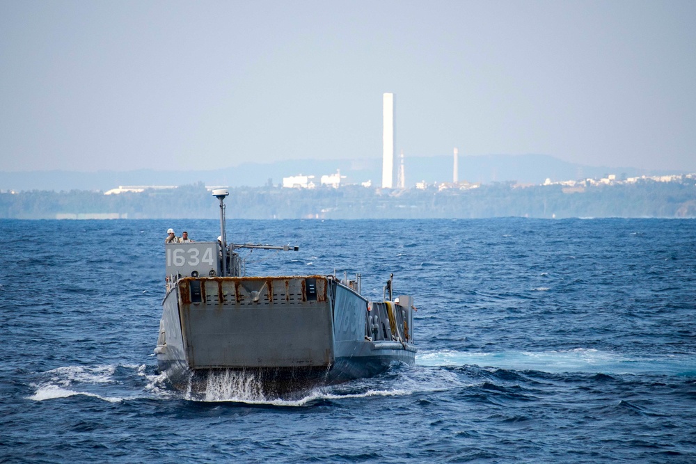 LCU 1634 embarks the well deck of USS Green Bay during Blue Chromite 2017