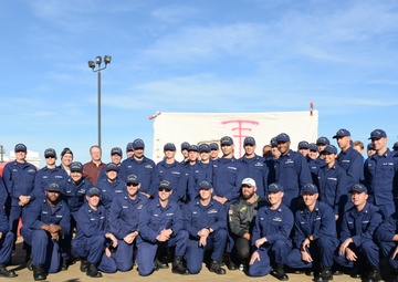Philadelphia Eagles player performs magic trick for Coast Guard