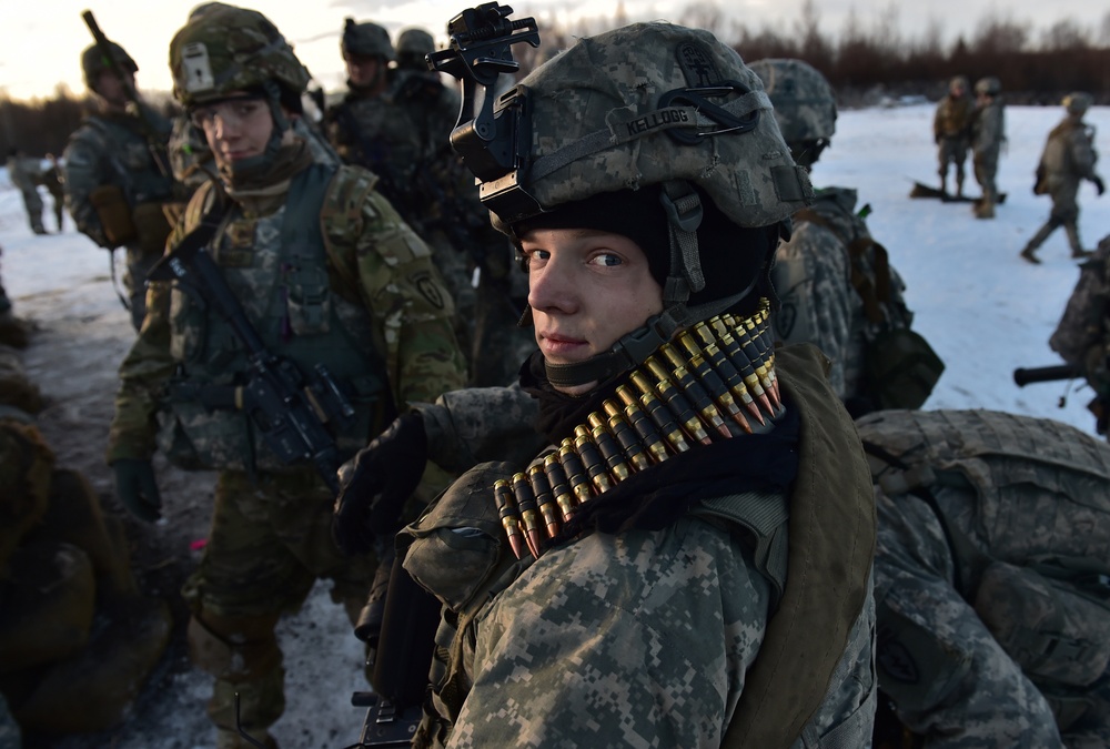 '3 Geronimo' paratroopers execute live-fire