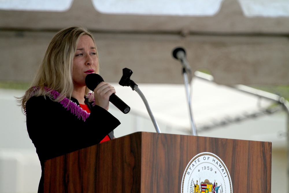 Hawaii Governor addresses veterans and military service members during ceremony