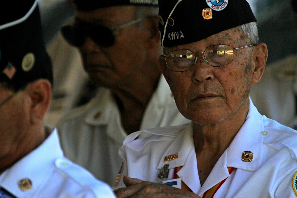 Hawaii’s Governor addresses veterans, service members during Veterans Day ceremony