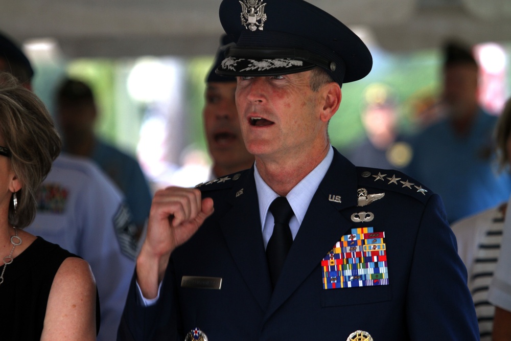 Hawaii’s Governor addresses veterans, service members during Veterans Day ceremony