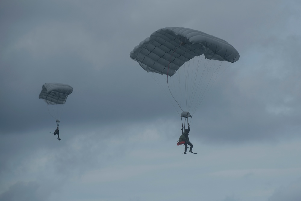 U.S. and JASDF rescue squadrons participate Keen Sword 17