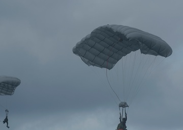 U.S. and JASDF rescue squadrons participate Keen Sword 17
